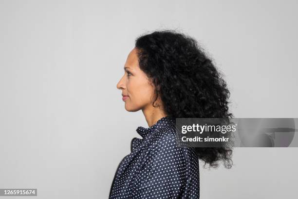 vista laterale della donna - profilo vista laterale foto e immagini stock