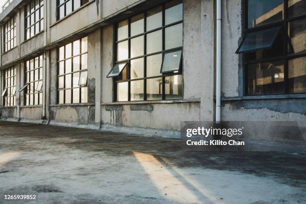 abandoned factory exterior - abandoned factory stock-fotos und bilder
