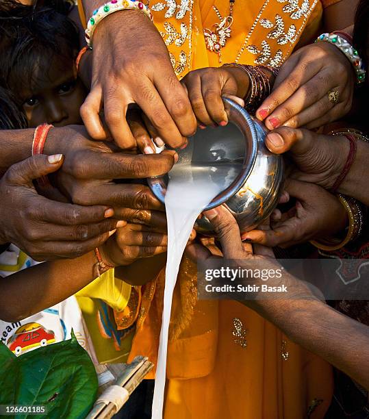 lot of people pouring milk at chhat puja - chhath festival - fotografias e filmes do acervo
