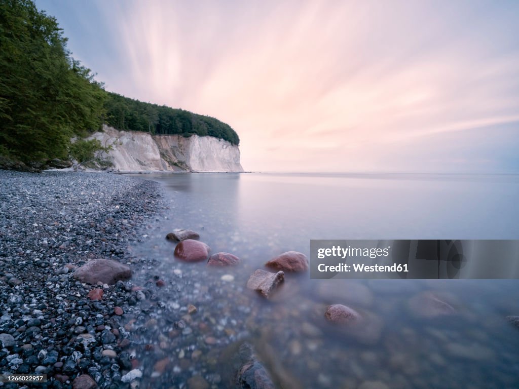 Germany, Mecklenburg-Western Pomerania, Shore of Rugen island with Stubbenkammer chalk cliffs in background