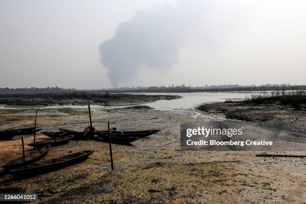 niger delta oil pollution - niger river stock-fotos und bilder