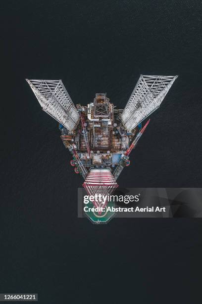 aerial image directly above an oil rig, cromarty firth, scotland, united kingdom - oil rig uk stock pictures, royalty-free photos & images