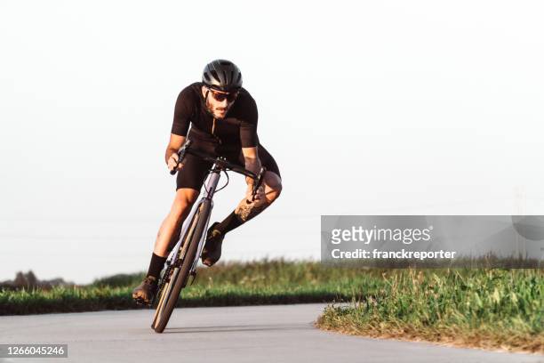 professionele fietser op de weg - accessory stockfoto's en -beelden