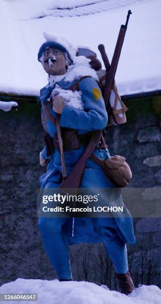 Statue sous la neige réprésentant un "Poilu" soldat de la guerre de tranchées de la première guerre mondiale , au Monument aux Morts de Morzine, 27...