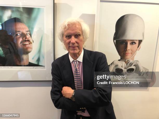 Le photographe Douglas Kirkland, en arrière plan deux de ses photos exposées, le 24 mai 2018, Paris, France.