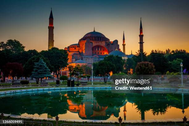 turkey, istanbul, hagia sophia reflecting on fountain pool at dawn - hagia sophia stock-fotos und bilder