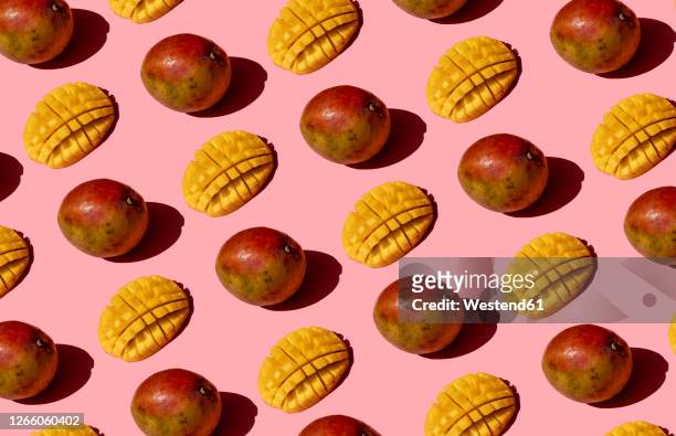 whole and chopped mango pattern on pink background - mango 個照片及圖片檔