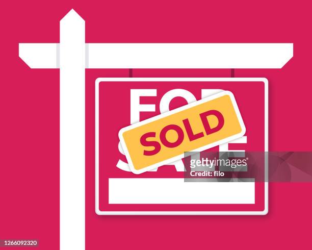 verkauft immobilien-immobilien-zeichen - house with for sale sign stock-grafiken, -clipart, -cartoons und -symbole