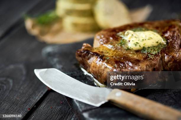 biefstuk met knoflookboter - kitchen knife stockfoto's en -beelden