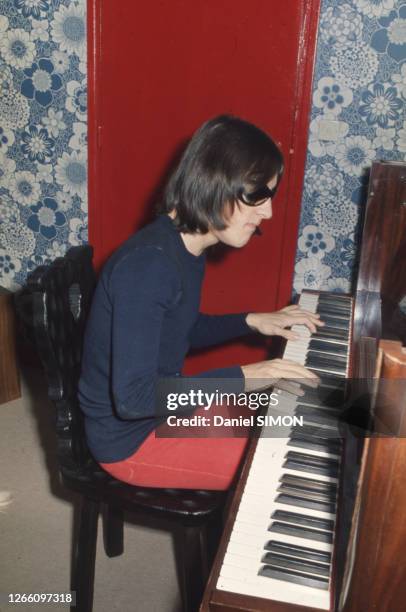Portrait du chanteur Gilbert Montagné chez lui dans les années 70.