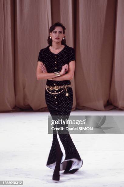 Défilé Chanel avec le top model Inès de la Fressange le 26 juillet 1988, à Paris, France.
