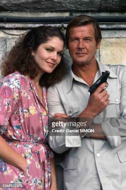 Roger Moore avec l'actrice Loïs Chiles lors du tournage du film 'Moonraker' en août 1978, France.