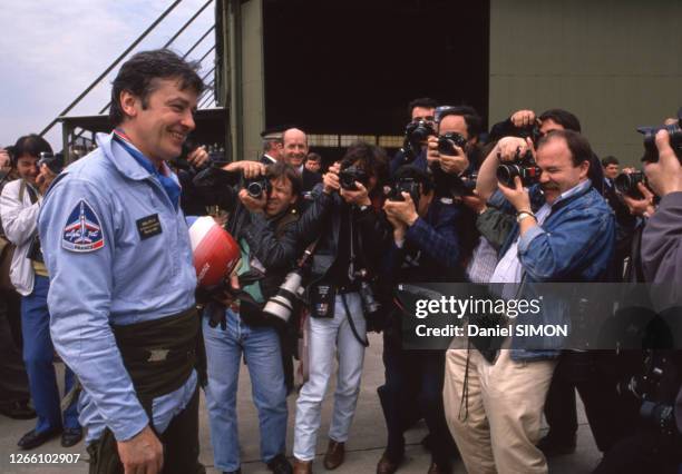 Alain Delon et la Patrouille de France le 7 avril 1988, France.