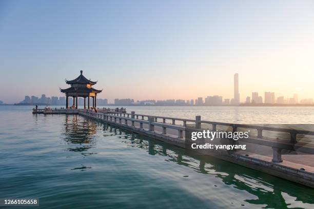 china jiangsu suzhou jinji lake scenery - suzhou china fotografías e imágenes de stock