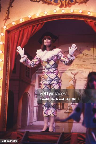 La chanteuse française Chantal Goya sur scène au Palais des Congrès pour son spectacle 'Le soulier qui vole', à Paris, le 3 décembre 1980, France