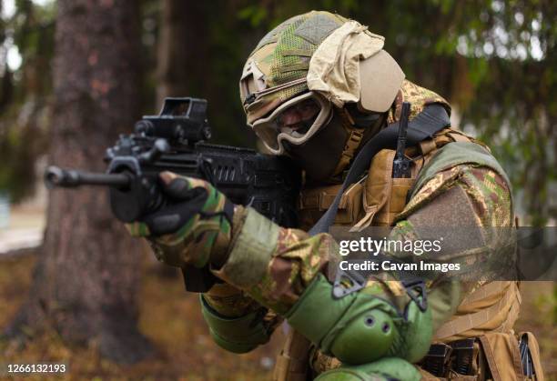 ukraine soldier is ready to shoot - infantaria imagens e fotografias de stock