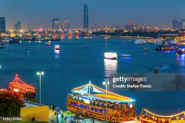 de kreek van dubai in deira met het uitzicht van oud doubai in verenigde arabische emiraten bij nacht - deira stockfoto's en -beelden