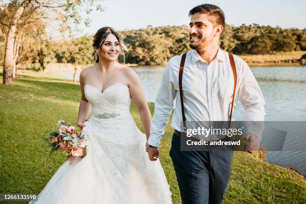 novio caminando juntos - small wedding fotografías e imágenes de stock