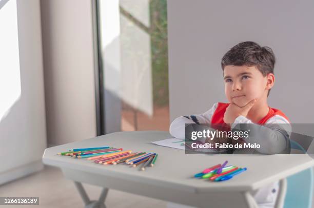 child's drawing - criança fotografías e imágenes de stock