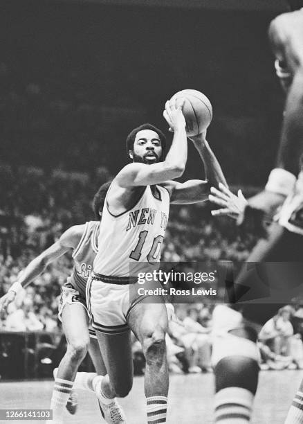 Walt Frazier, point guard of the New York Knickerbockers, maneuvers past Chicago Bulls’ defenders in the NBA basketball game at Madison Square...