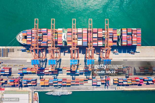 luftaufnahme des frachtschiffs mit frachtcontainern. - hamburger hafen stock-fotos und bilder