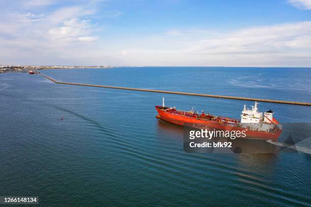 flygfoto över tankfartyg som transporterar olja eller gas till sjöss. - chemistry bildbanksfoton och bilder