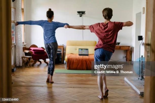 couple following online aerobic exercise at home together - fitness vitality wellbeing stock-fotos und bilder