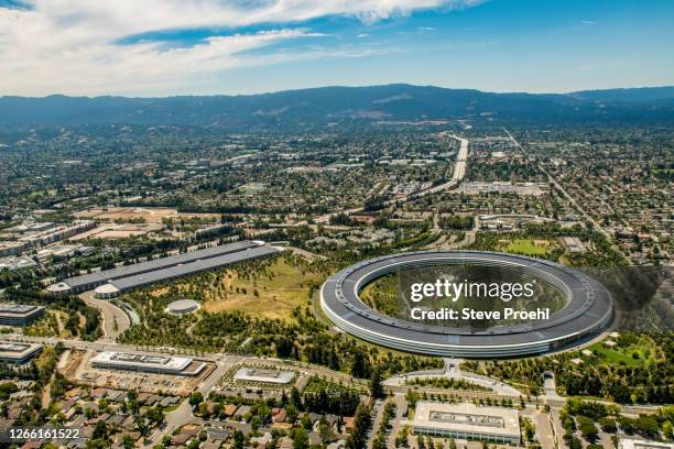 aerial of apple headquarters in cupertino ca showing the circle and th solar covered parking structure - apple park stockfoto's en -beelden