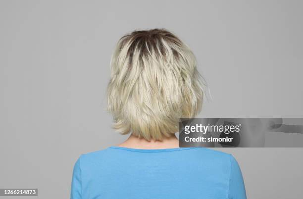 vista trasera de la mujer - bleached hair fotografías e imágenes de stock