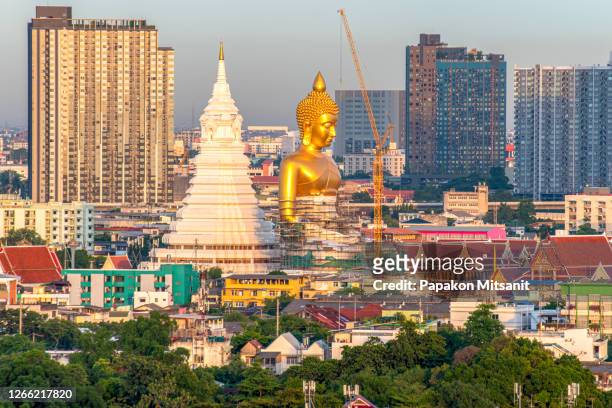wat paknam phasicharoen built 99.99% copper meditation statue, the largest in the world, height 69 meters, lap 40 meters, presented as a royal charity. - association of southeast asian nations photos et images de collection