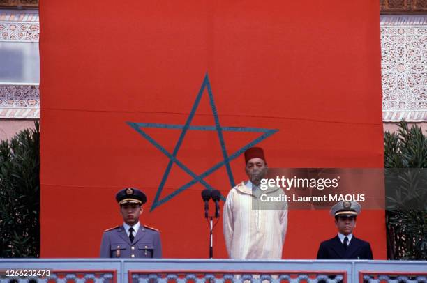 Le roi Hassan II du Maroc entouré de ses fils Mohammed et Moulay Rachid lors de la fête du Trône, de 4 mars 1986, Maroc.