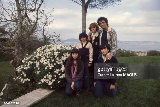 Le chanteur français Enrico Macias posant avec son épouse Suzy, ses enfants Jocya et Jean-Claude et sa nièce Corinne, en décembre 1976, à...