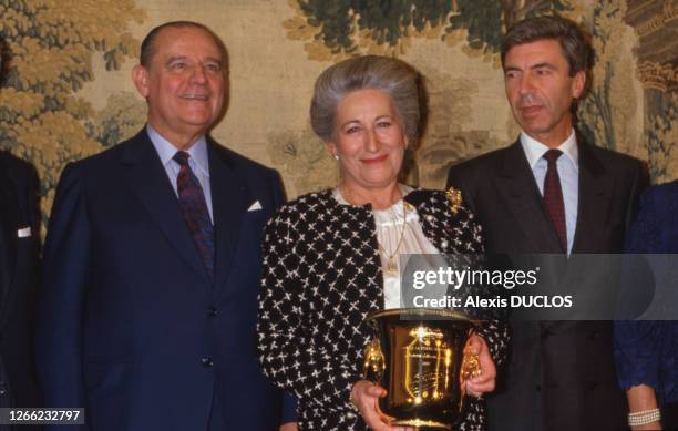Raymond Barre et Gilberte Beaux, pésidente de la Générale Occidentale, lors de la remise du prix 'Veuve Clicquot' à Paris le 20 octobre 1987, France