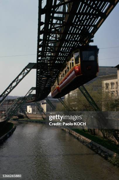 Le monorail Wuppertaler Schwebebahn à Wuppertal, circa 1980, Allemagne.