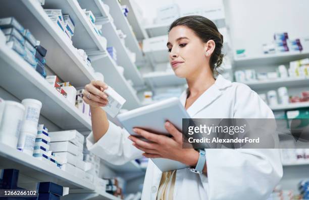 genau das, was ich gesucht habe - female pharmacist with a digital tablet stock-fotos und bilder
