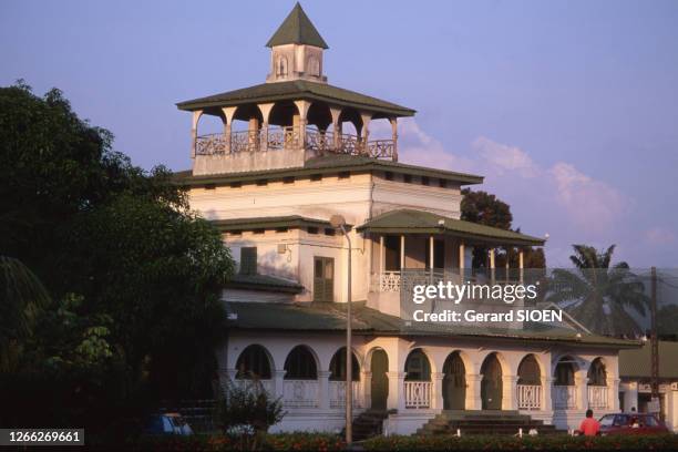 La pagode de Manga Bell sur la place du Gouvernement à Douala, dans le quartier de Bonanjo, en novembre 1993, Cameroun.