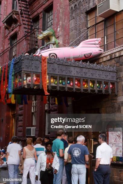 Entrée d'une boîte de nuit lors de la Gay Pride dans le quartier de Greenwich Village, à New York, en juillet 1981, Etats-Unis.