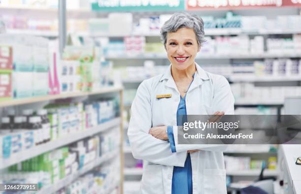 engagiert, um zu finden, was sie heilt - pharmacist stock-fotos und bilder