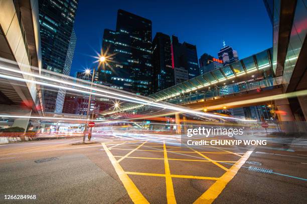 nachtverkehr in central, hongkong - central world stock-fotos und bilder