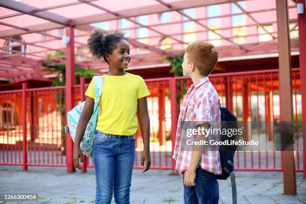 regreso a la escuela - two boys talking fotografías e imágenes de stock