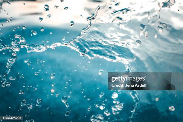 water splash closeup, water spray, ocean spray closeup - droplet sea summer stockfoto's en -beelden