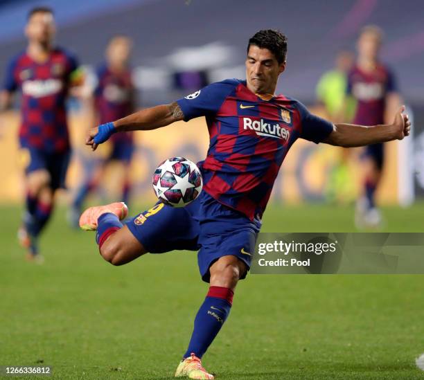 Luis Suarez of FC Barcelona shoots during the UEFA Champions League Quarter Final match between Barcelona and Bayern Munich at Estadio do Sport...