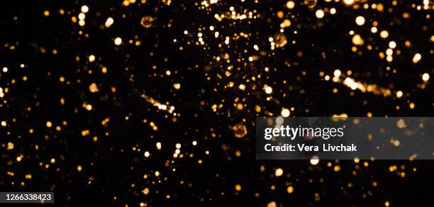 blurred bokeh light background, christmas and new year holidays background - bling bling imagens e fotografias de stock