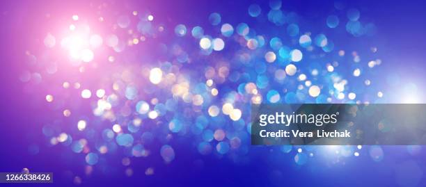 blurred bokeh light background, christmas and new year holidays background - raggiante foto e immagini stock