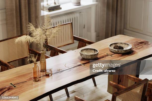 3d het teruggeven van ruwe randplank eettafel - finishing touch stockfoto's en -beelden