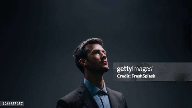 retrato de estudio de un empresario - traje azul fotografías e imágenes de stock