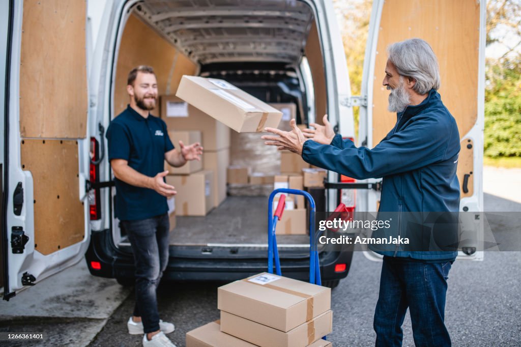 Verspielte unabhängige Fahrer Tossing Parzelle für das Laden auf Van