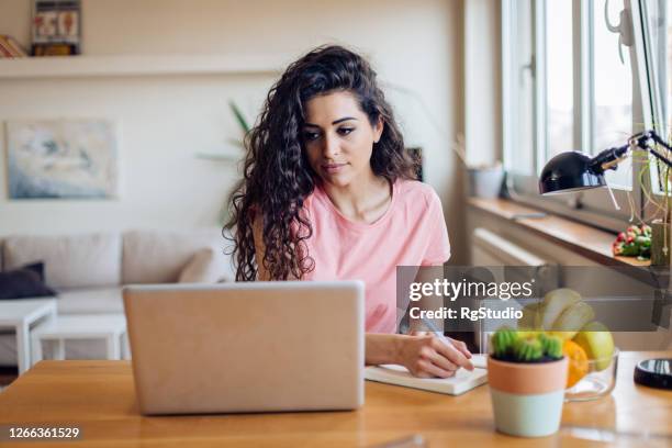 jonge vrouw die een baan online probeert te vinden - laptop work search stockfoto's en -beelden