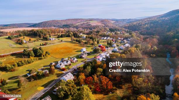 aerial view of the small town surrounded by the forest in the mountain in autumn morning. - montanhas pocono imagens e fotografias de stock