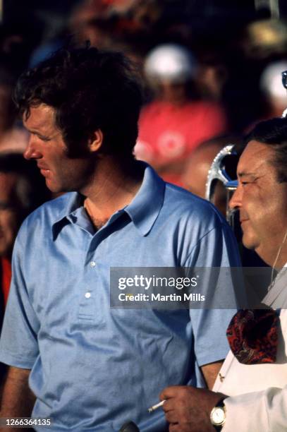 Golfer Tom Weiskopf of the United States poses for a portrait with American actor, comedian, writer, composer and conductor Jackie Gleason after...